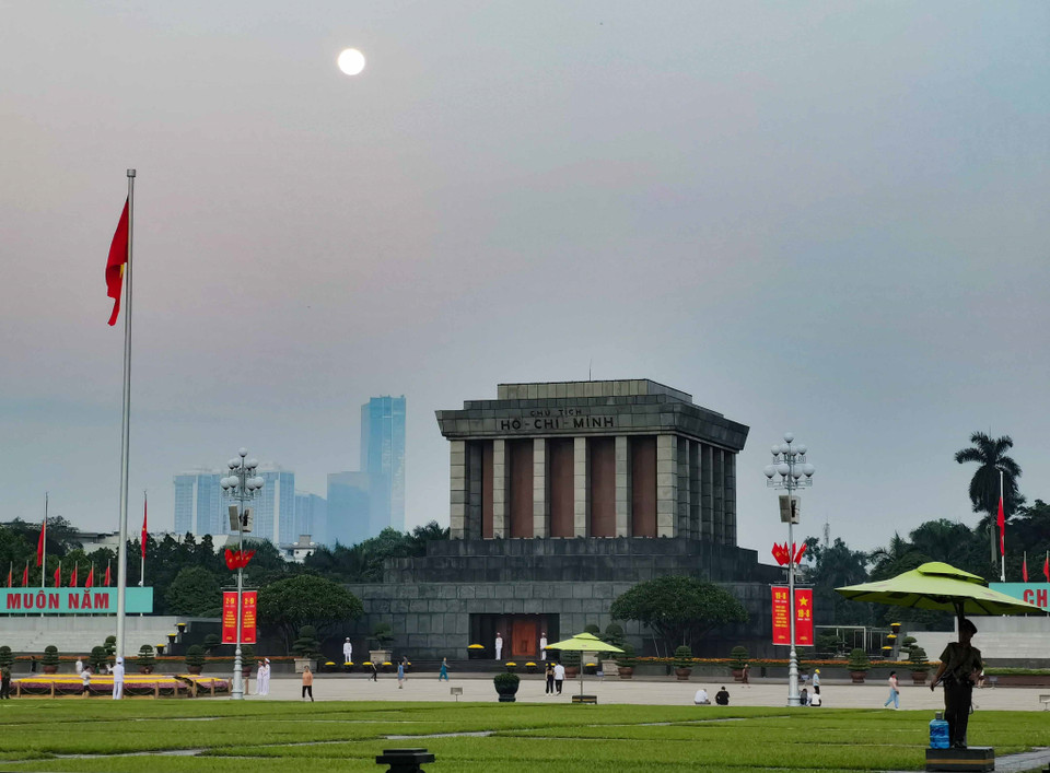 5h30 phút sáng nhưng Mặt Trăng vẫn hiện hữu trên bầu trời Quảng trường Ba Đình lịch sử. (Ảnh: Thanh Tùng/TTXVN)