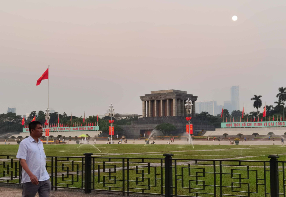 Sớm Thu trên Quảng trường Ba Đình trong ngày đầu nghỉ lễ Quốc khánh. (Ảnh: Thanh Tùng/TTXVN)