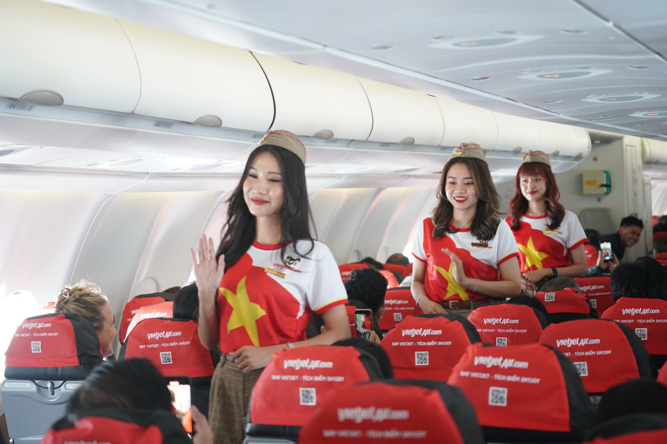 Hành khách trên các chuyến bay của Vietjet đã bất ngờ được ngắm các tiếp viên Vietjet trong trang phục cờ đỏ sao vàng và chiêm ngưỡng màn trình diễn áo dài họa tiết lấy cảm hứng từ nhiều địa danh lịch sử của Việt Nam.