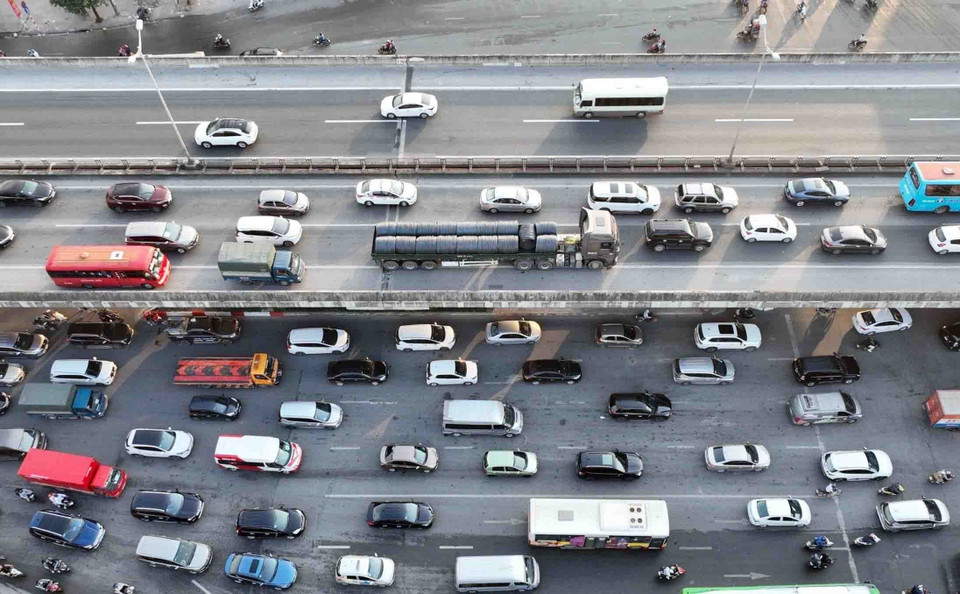 Hàng xe nối đuôi nhau di chuyển chậm trên tuyến đường Vành đai 3, đoạn qua Nguyễn Xiển. (Ảnh: Phạm Kiên/TTXVN)