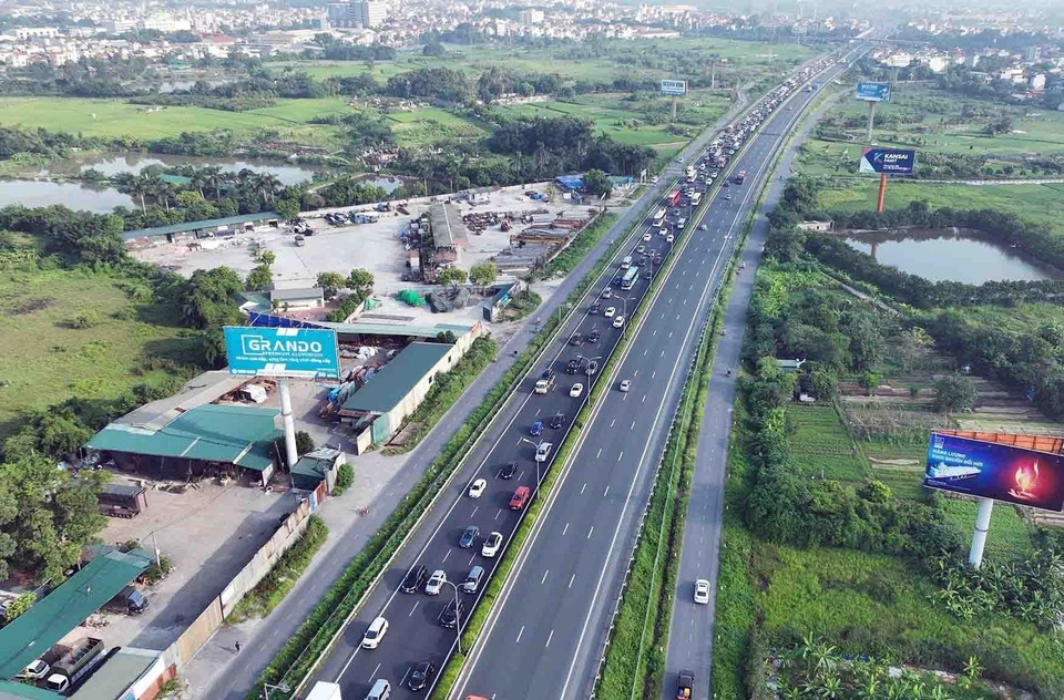 Trên Cao tốc Pháp Vân-Cầu Giẽ, các phương tiện di chuyển chậm hướng ra Trạm thu phí trong sáng 1/9. (Ảnh: Phạm Kiên/TTXVN)