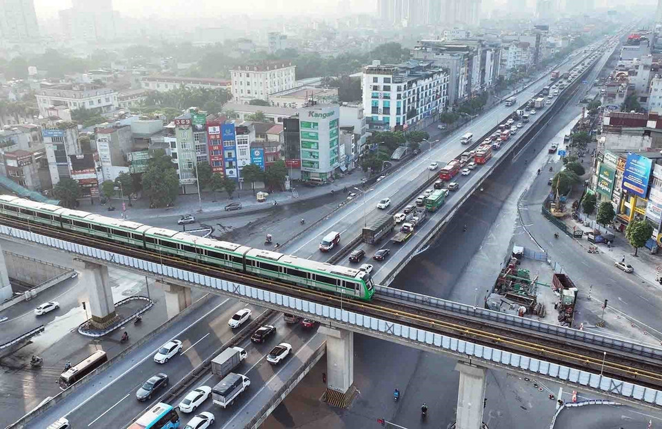 Ùn tắc kéo dài tại tuyến đường Vành đai 3 trên cao hướng ra khỏi Thủ đô. (Ảnh: Phạm Kiên/TTXVN)