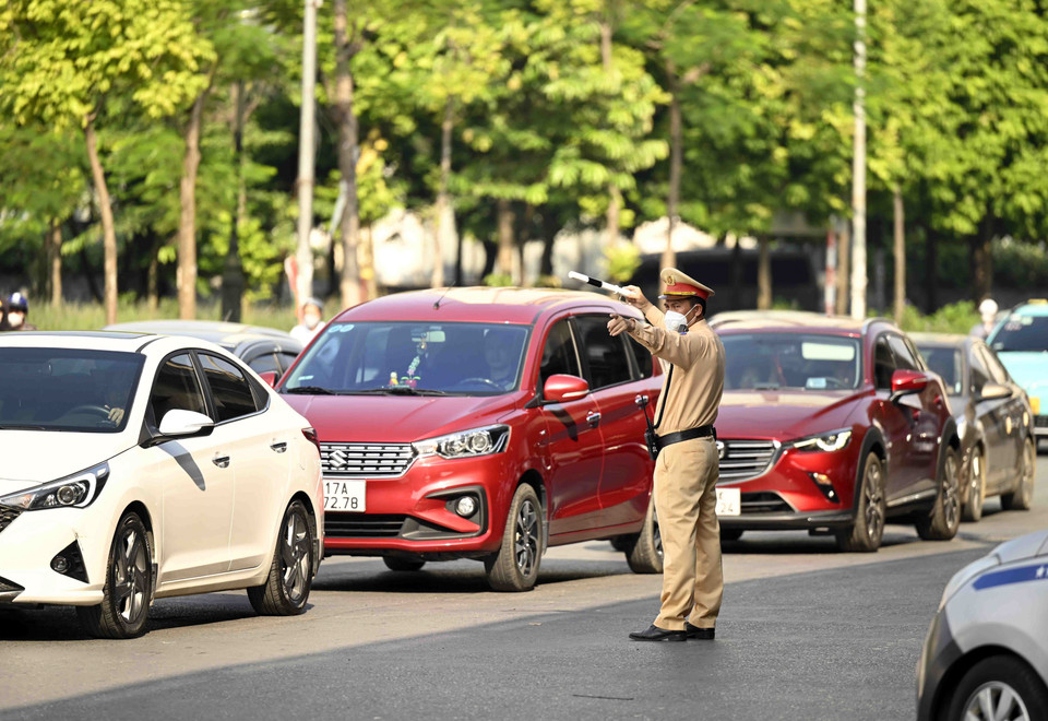 Cảnh sát giao thông phân luồng, điều tiết giao thông tại các tuyến đường cửa ngõ Thủ đô. (Ảnh: Phạm Kiên/TTXVN)
