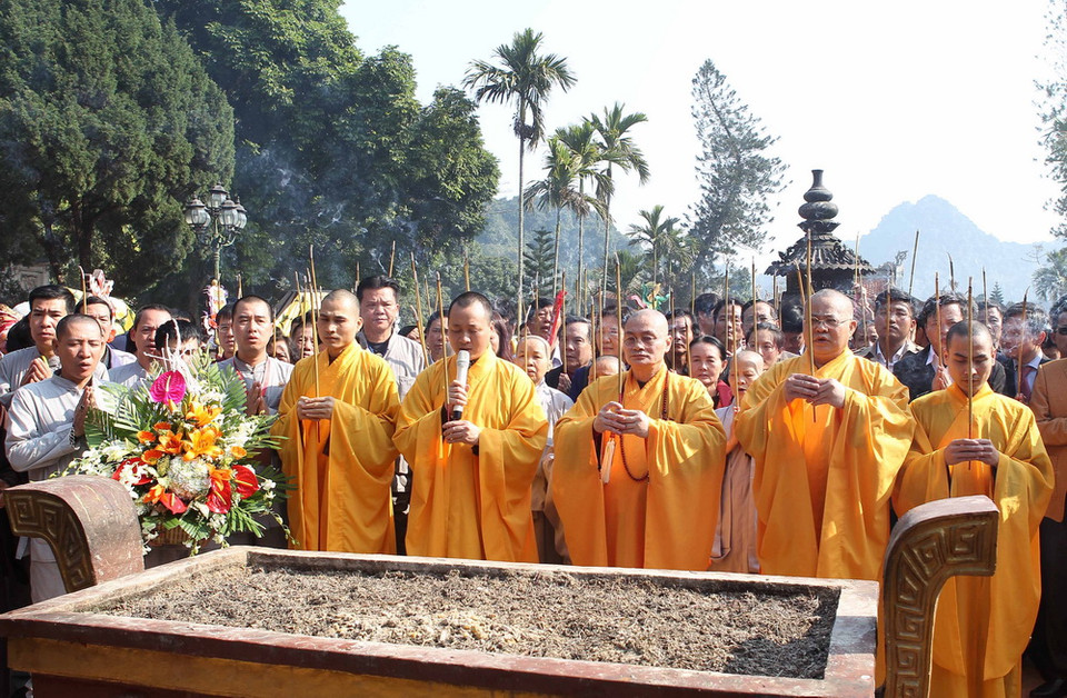 Thượng tọa Thích Minh Hiền, Trụ trì chùa Hương cùng các tăng ni, phật tử và đại biểu dâng hương trong ngày khai hội. (Ảnh: Quốc Khánh/TTXVN)