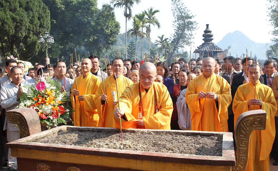 Thượng tọa Thích Minh Hiền, Trụ trì chùa Hương cùng các tăng ni, phật tử và đại biểu dâng hương trong ngày khai hội. (Ảnh: Quốc Khánh/TTXVN)