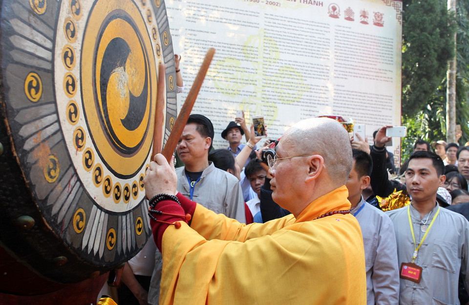  Thượng tọa Thích Minh Hiền, Trụ trì chùa Hương đánh trống khai hội. (Ảnh: Quốc Khánh/TTXVN)
