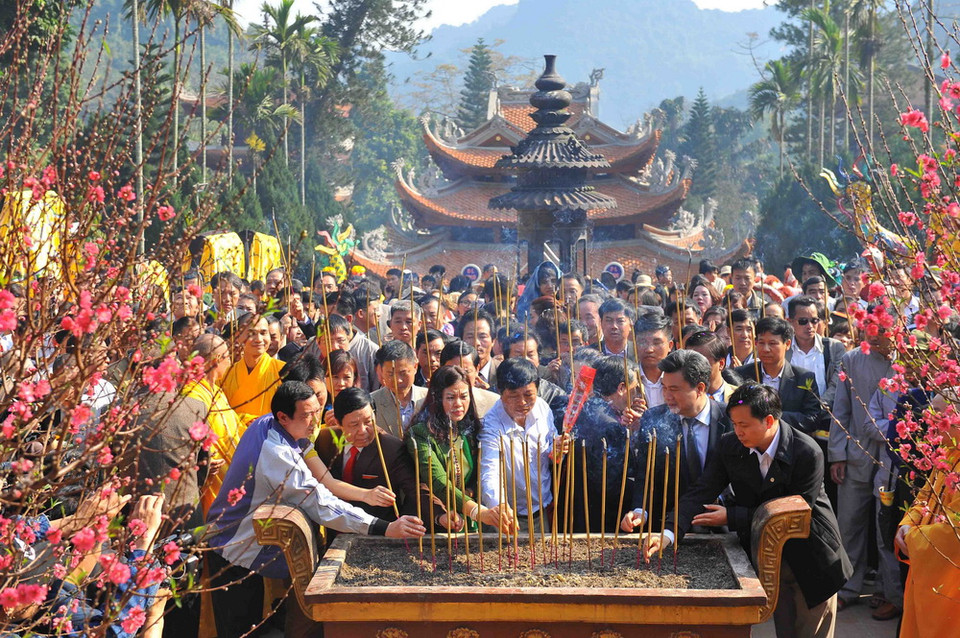 Các tăng ni, phật tử và đại biểu dâng hương trong ngày khai hội. (Ảnh: Minh Đức/TTXVN)