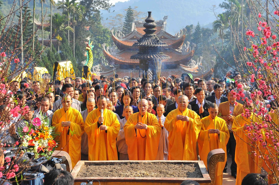 Thượng tọa Thích Minh Hiền, Trụ trì chùa Hương cùng các tăng ni, phật tử và đại biểu dâng hương trong ngày khai hội. (Ảnh: Quốc Khánh/TTXVN)