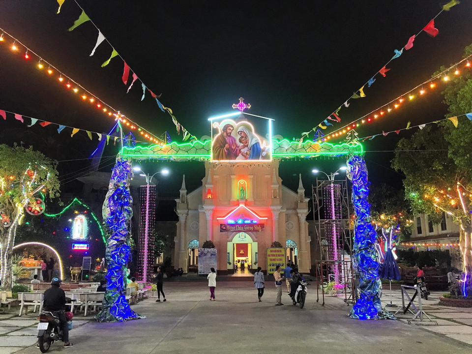 Tại thành phố Cần Thơ, không khí Noel đã tràn ngập, rộn ràng khắp các phố phường. (Ảnh: Hồng Giang/TTXVN)