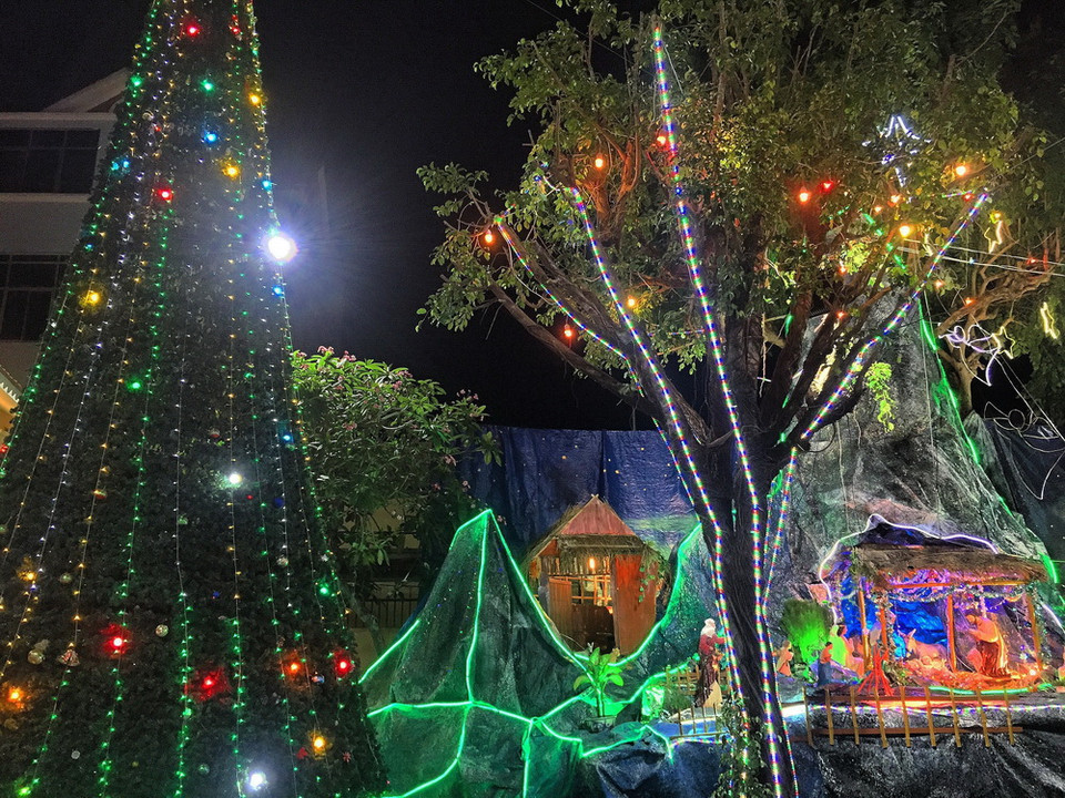 Tiết trời dịu mát bất ngờ nhờ đợt không khí lạnh cuối năm càng làm cho lễ Giáng sinh đến gần với mọi người hơn. (Ảnh: Hồng Giang/TTXVN)