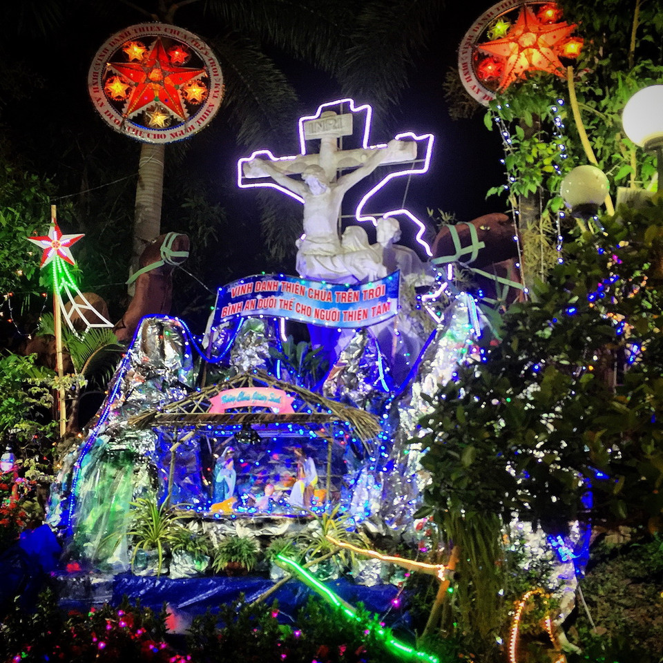 Tại thành phố Cần Thơ, không khí Noel đã tràn ngập, rộn ràng khắp các phố phường. (Ảnh: Hồng Giang/TTXVN)