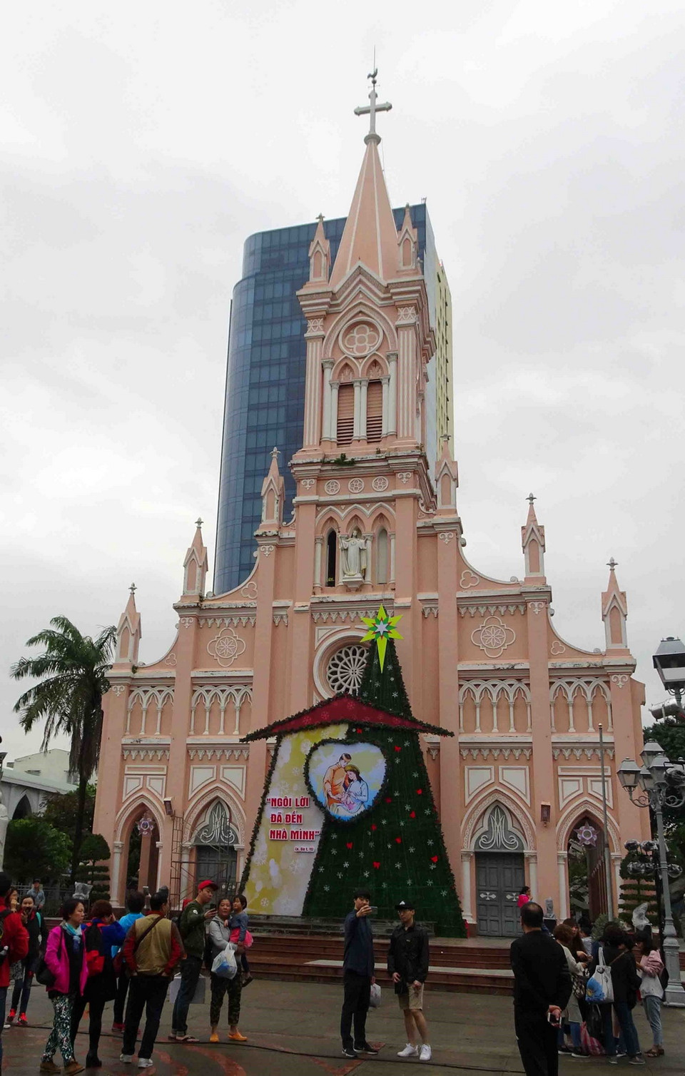 Không khí rộn ràng chuẩn bị đón Giáng sinh năm 2017 tại thành phố Đà Nẵng. (Ảnh: Trần Lê Lâm/TTXVN)