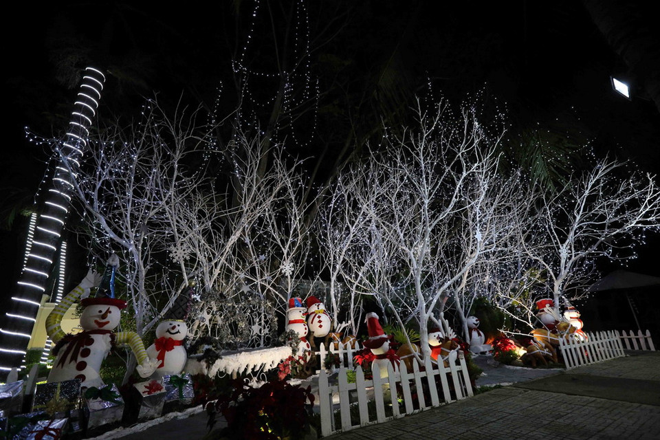 Không khí rộn ràng chuẩn bị đón Giáng sinh năm 2017 tại thành phố Đà Nẵng. (Ảnh: Trần Lê Lâm/TTXVN)