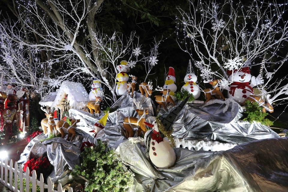 Không khí rộn ràng chuẩn bị đón Giáng sinh năm 2017 tại thành phố Đà Nẵng. (Ảnh: Trần Lê Lâm/TTXVN)