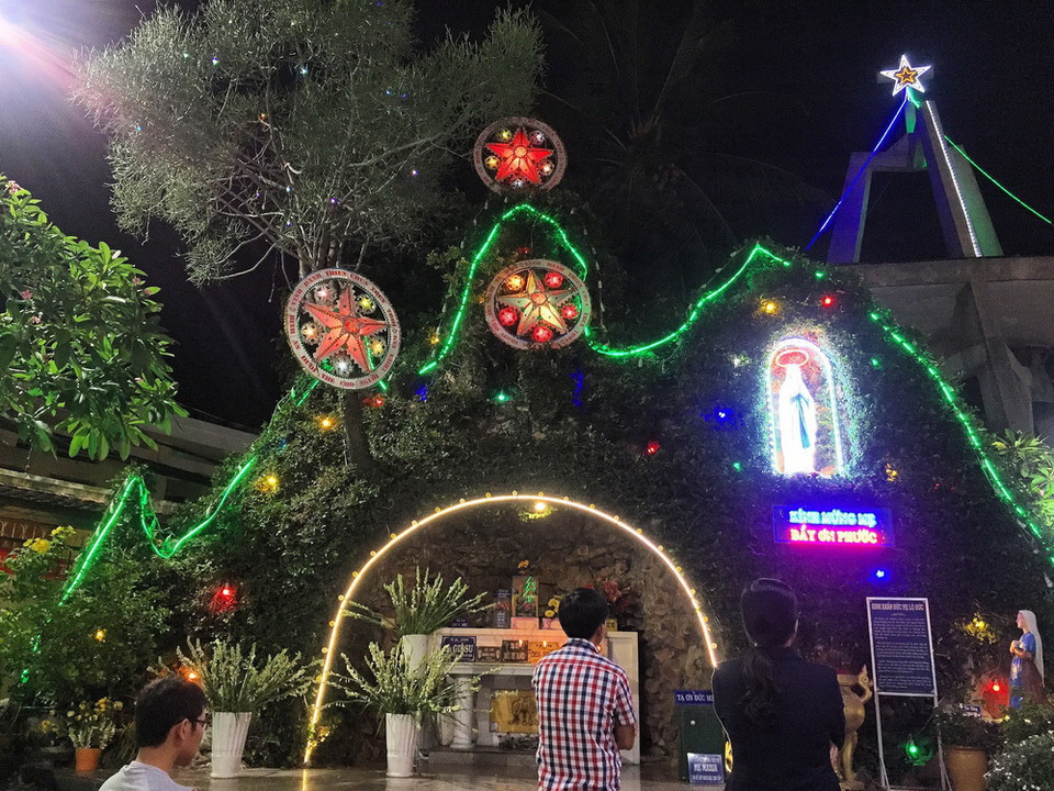 Tại thành phố Cần Thơ, không khí Noel đã tràn ngập, rộn ràng. (Ảnh: Hồng Giang/TTXVN)