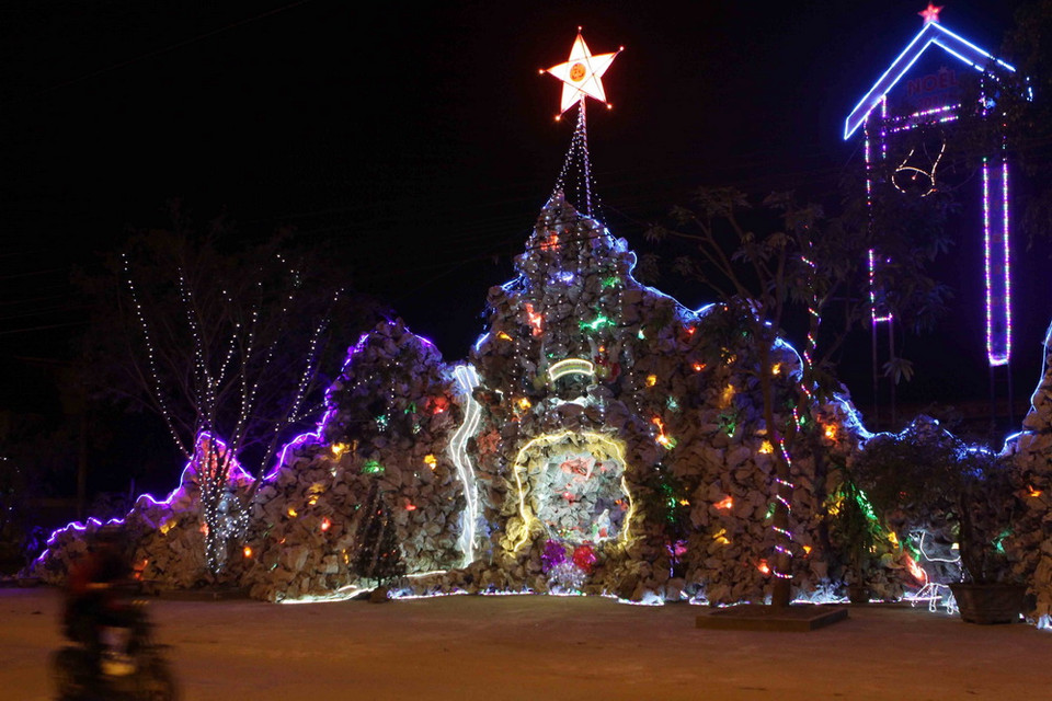 Các giáo xứ, xóm đạo, trung tâm mua sắm, nhà hàng khách sạn trên địa bàn thành phố Vinh (Nghệ An) đã trang trí rực rỡ tạo nên bầu không khí ấm áp chào đón một mùa Giáng sinh an lành, hạnh phúc. (Ảnh: Thanh Tùng/TTXVN)
