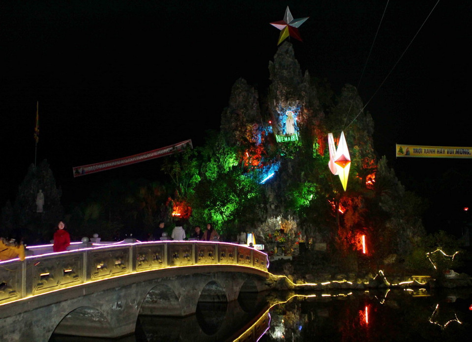 Các giáo xứ, xóm đạo, trung tâm mua sắm, nhà hàng khách sạn trên địa bàn thành phố Vinh (Nghệ An) đã trang trí rực rỡ tạo nên bầu không khí ấm áp chào đón một mùa Giáng sinh an lành, hạnh phúc. (Ảnh: Thanh Tùng/TTXVN)