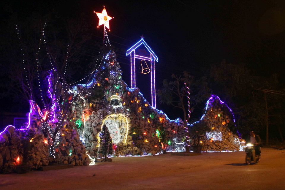 Giáo dân Nghi Phú, thành phố Vinh (Nghệ An) trang hoàng rực rỡ đón Giáng sinh. (Ảnh: Thanh Tùng/TTXVN)