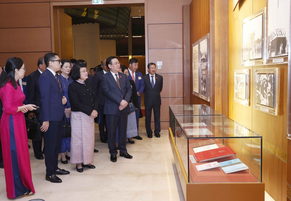 Chủ tịch Quốc hội Vương Đình Huệ và Chủ tịch Quốc hội Campuchia Samdech Khuon Sudary thăm Phòng Truyền thống Nhà Quốc hội. (Ảnh: Doãn Tấn/TTXVN)