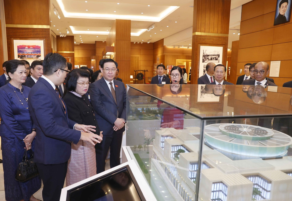 Chủ tịch Quốc hội Vương Đình Huệ và Chủ tịch Quốc hội Campuchia Samdech Khuon Sudary thăm Phòng Truyền thống Nhà Quốc hội. (Ảnh: Doãn Tấn/TTXVN)