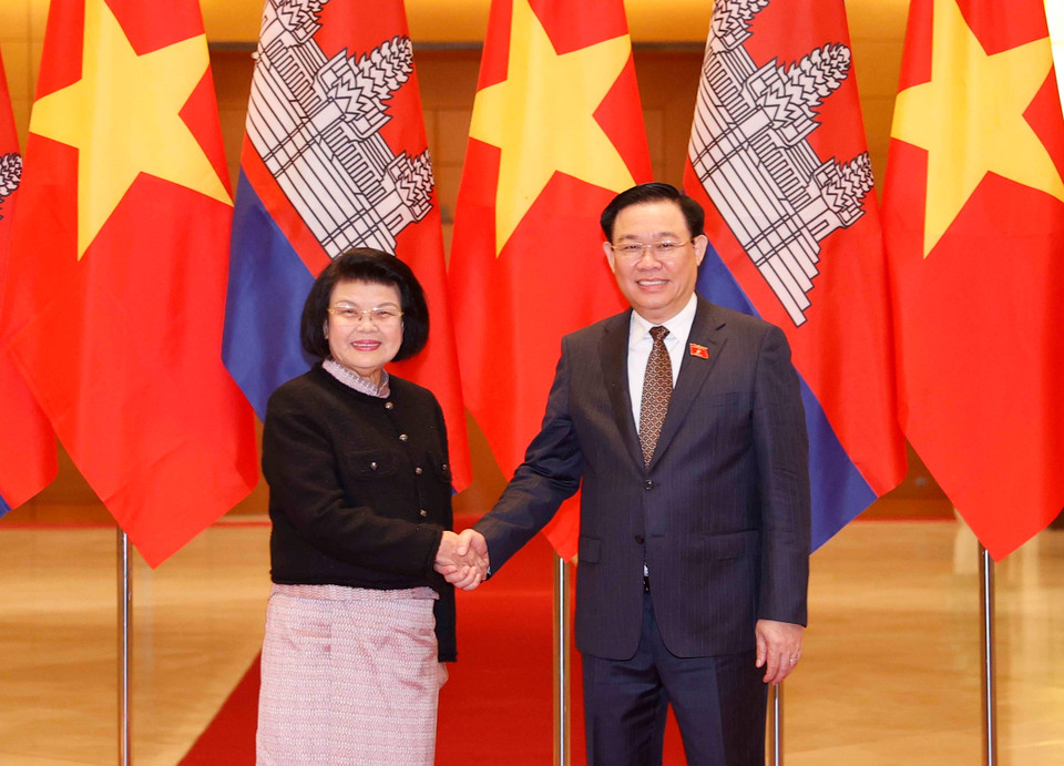 Chủ tịch Quốc hội Vương Đình Huệ và Chủ tịch Quốc hội Campuchia Samdech Khuon Sudary tại Lễ đón. (Ảnh: Doãn Tấn/TTXVN)