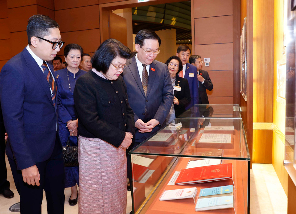 Chủ tịch Quốc hội Vương Đình Huệ và Chủ tịch Quốc hội Campuchia Samdech Khuon Sudary thăm Phòng truyền thống Nhà Quốc hội. (Ảnh: Doãn Tấn/TTXVN)