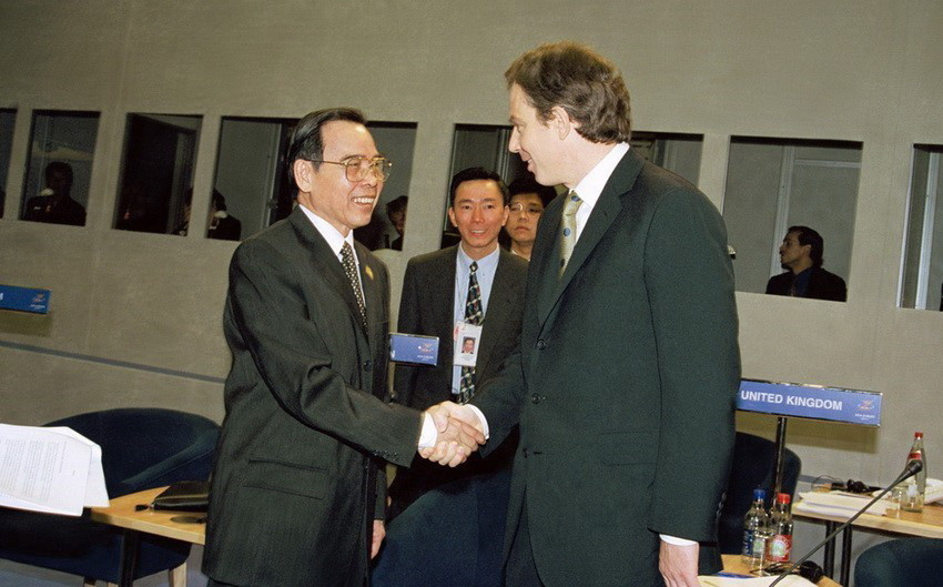  Thủ tướng Phan Văn Khải gặp Thủ tướng Anh Tony Blair, ngày 4/4/1998, nhân dịp dự Hội nghị Cấp cao Á-Âu 2 (ASEM-2) tại Vương quốc Anh. (Ảnh: Kim Hùng/TTXVN)