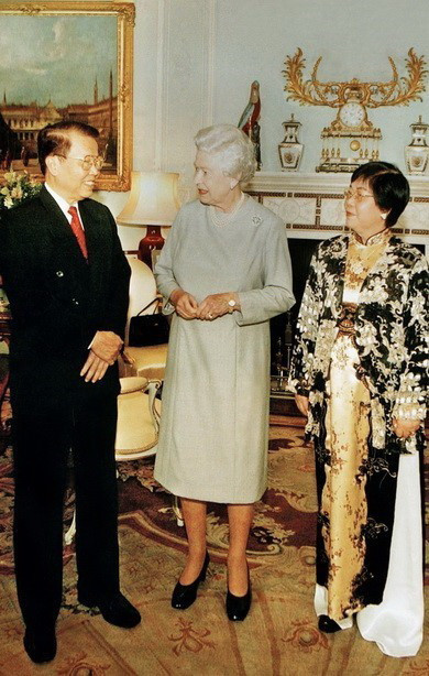 Chủ tịch nước Trần Đức Lương và Phu nhân tiếp kiến Nữ hoàng Elizabeth Đệ nhị, trong chương trình thăm chính thức Vương quốc Anh (22-26/5/2004), tại cung điện Buckingham, London. (Ảnh: Nguyễn Khang/TTXVN)
