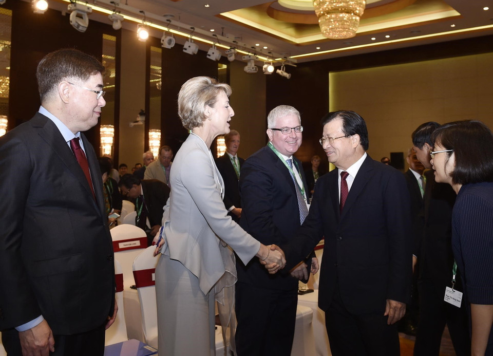 Phó Thủ tướng Trịnh Đình Dũng và các đại biểu dự diễn đàn. (Ảnh: Lâm Khánh/TTXVN)