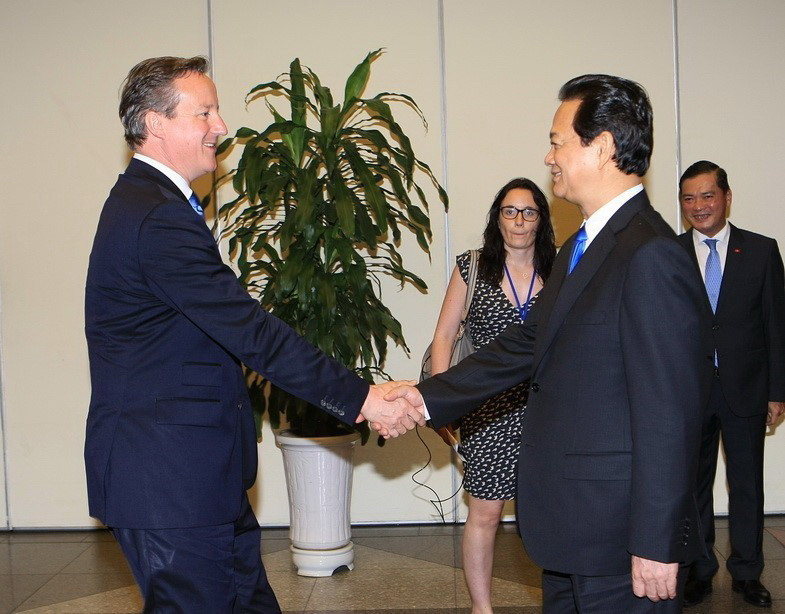 Thủ tướng Nguyễn Tấn Dũng đón Thủ tướng Anh David Cameron thăm chính thức Việt Nam, ngày 29/7/2015, tại Hà Nội. (Ảnh: Doãn Tấn/TTXVN)