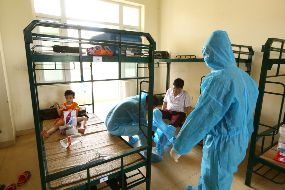 Hành khách trở về từ Đà Nẵng đã đến khu cách ly an toàn và ổn định phòng ở. (Ảnh: Minh Quyết/TTXVN)