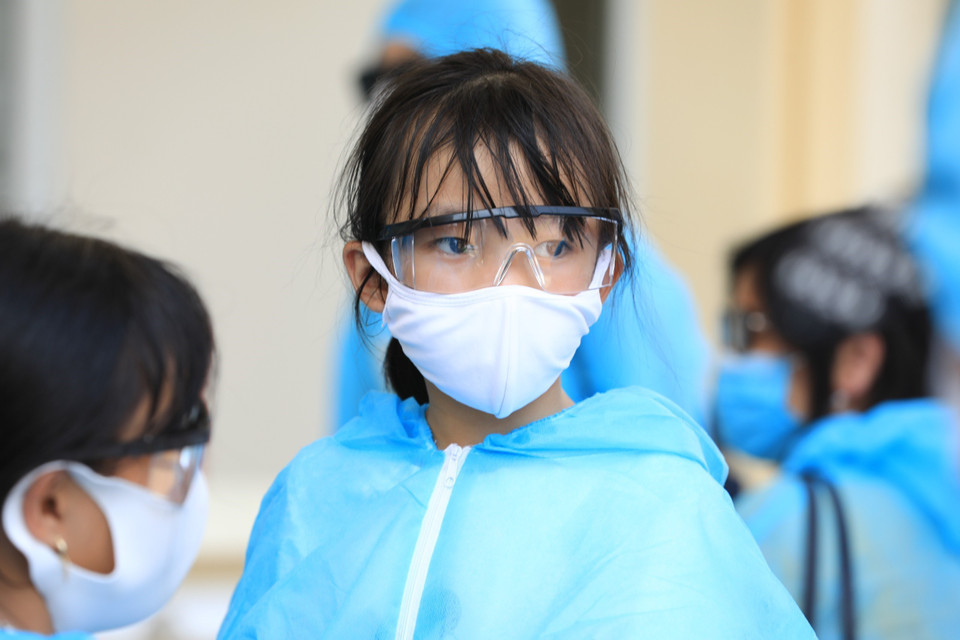 Một hành khách nhỏ tuổi tại khu cách ly tập trung Trường quân sự Bộ Tư lệnh Thủ đô. (Ảnh: Thành Đạt/TTXVN)