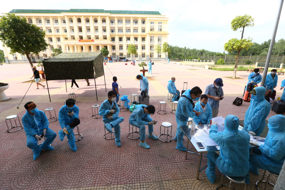 Làm thủ tục tiếp nhận hành khách về từ Đà Nẵng tại khu cách ly tập trung Trường quân sự Bộ Tư lệnh Thủ đô. (Ảnh: Minh Quyết/TTXVN)