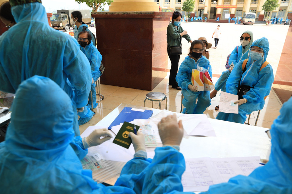 Làm thủ tục tiếp nhận hành khách về từ Đà Nẵng tại khu cách ly tập trung Trường quân sự Bộ Tư lệnh Thủ đô. (Ảnh: Thành Đạt/TTXVN)