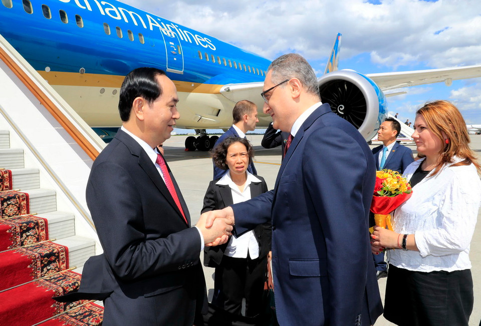 Thứ trưởng Bộ Ngoại giao Liên bang Nga Morgulov đón Chủ tịch nước Trần Đại Quang tại sân bay Vnukovo 2. (Ảnh: Nhan Sáng/TTXVN)