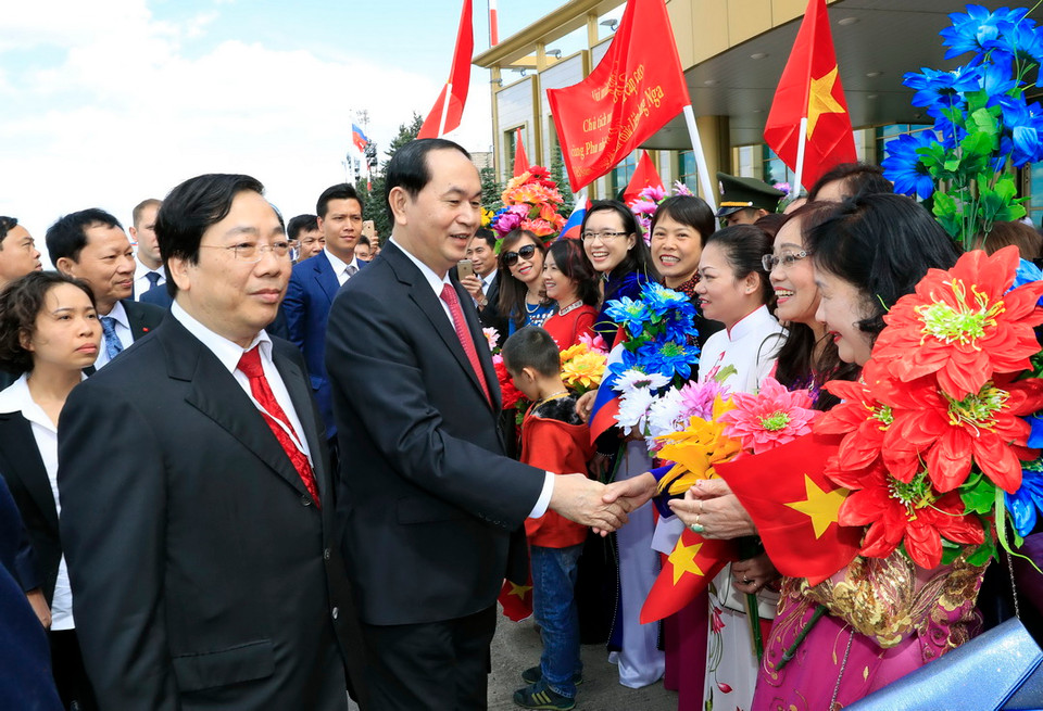 Chủ tịch nước Trần Đại Quang và Phu nhân với cán bộ Đại sứ quán và đại diện cộng đồng người Việt tại Lễ đón chính thức ở sân bay Vnukovo 2. (Ảnh: Nhan Sáng/TTXVN)