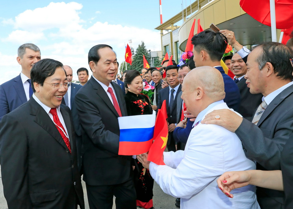 Chủ tịch nước Trần Đại Quang và Phu nhân với cán bộ Đại sứ quán và đại diện cộng đồng người Việt tại Lễ đón chính thức ở sân bay Vnukovo 2. (Ảnh: Nhan Sáng/TTXVN)