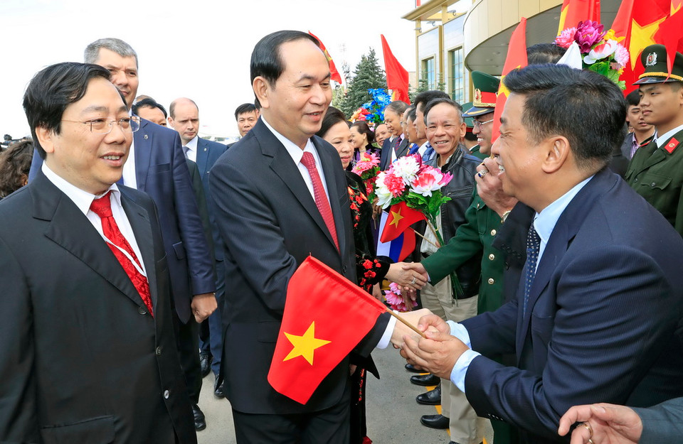 Chủ tịch nước Trần Đại Quang và Phu nhân với cán bộ Đại sứ quán và đại diện cộng đồng người Việt tại Lễ đón chính thức ở sân bay Vnukovo 2. (Ảnh: Nhan Sáng/TTXVN)