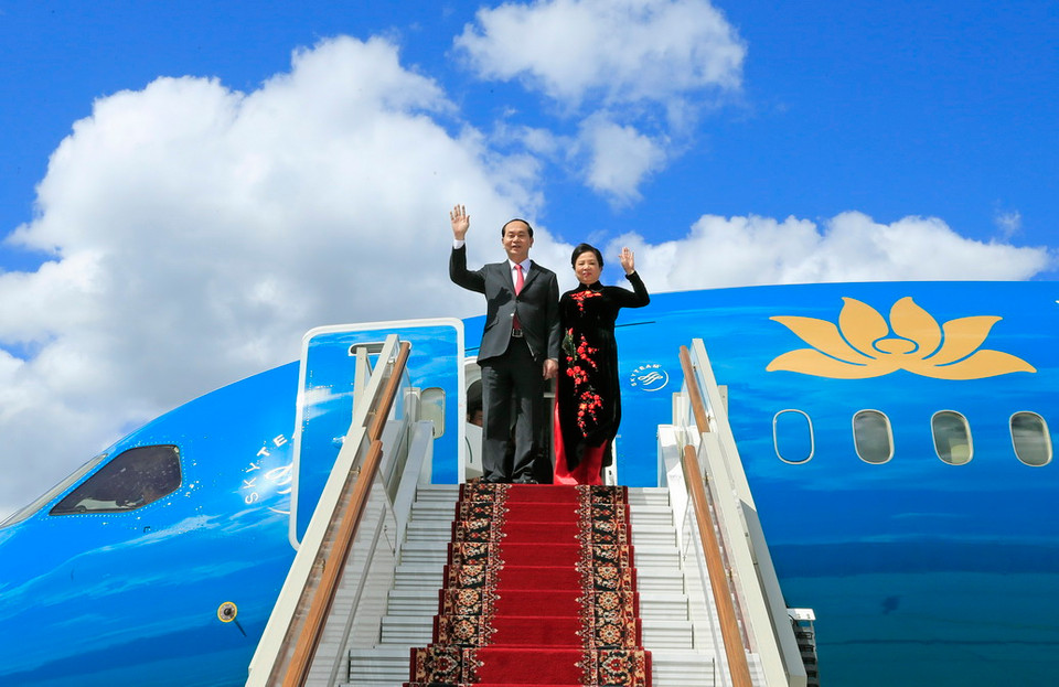 Chủ tịch nước Trần Đại Quang và Phu nhân đến sân bay Vnukovo 2. (Ảnh: Nhan Sáng/TTXVN)