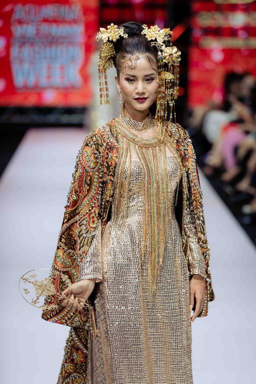 Màu sắc của bộ sưu tập cũng rất đa dạng, từ các tông trắng, hồng thạch anh, xanh lục bích đến màu đỏ rượu bordeaux hay vàng hoàng kim, tạo nên hình ảnh sang trọng và quý phái cho các quý cô, quý bà trong đêm tiệc. (Ảnh: CTV)