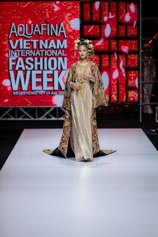 Xuyên suốt bộ sưu tập, người xem sẽ chìm đắm vào 'bữa tiệc thời trang' lộng lẫy của những thiết kế đính hoa cùng các loại đá quý như pha lê, ngọc trai kết hợp với nghệ thuật thêu đính thủ công tinh xảo trên nền các chất liệu cao cấp. (Ảnh: CTV)