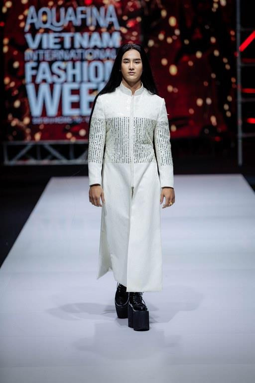 Ngoài các thiết kế nữ, bộ sưu tập còn giới thiệu đến người yêu thời trang những thiết kế áo dài, áo choàng, áo dạ hội quý tộc dành cho nam. (Ảnh: CTV)