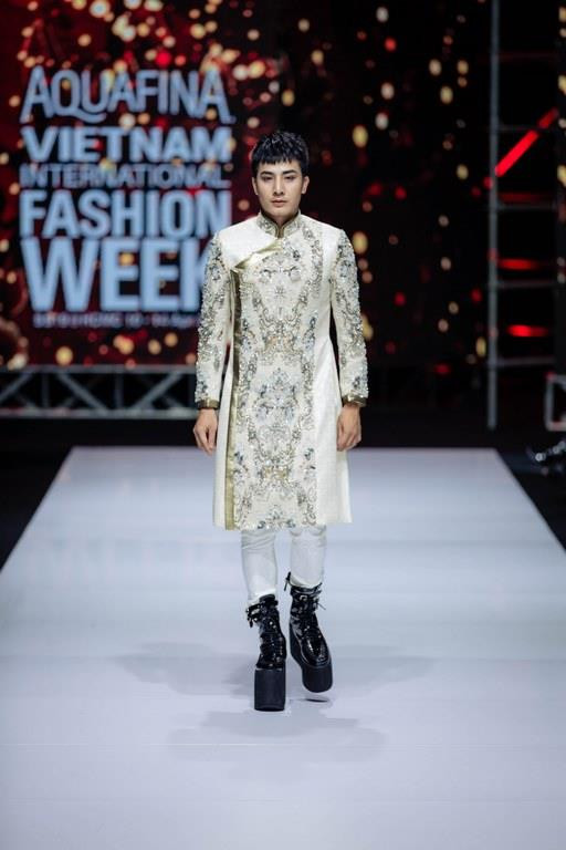 Vẫn giữ hình ảnh chiếc áo dài nam truyền thống nhưng với những đường cắt cúp phối chất liệu cầu kỳ, Lê Long Dũng đã truyền thêm vào bộ sưu tập hơi thở của sự nam tính, thời thượng và vương giả. (Ảnh: CTV)