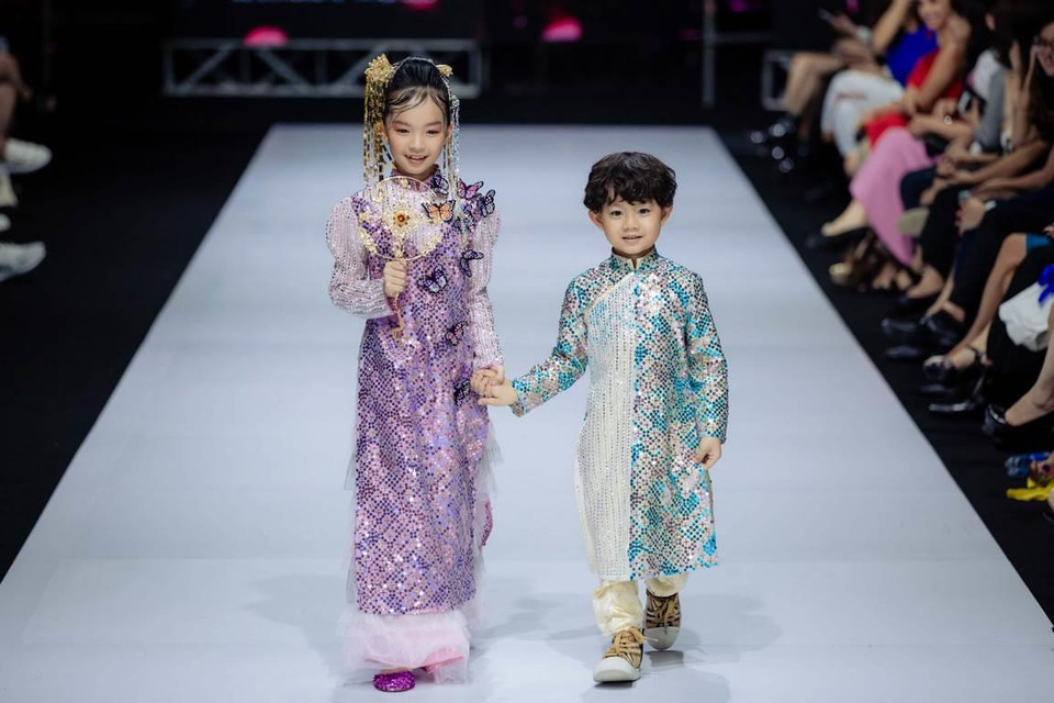 Lê Long Dũng cho biết, anh lấy cảm hứng từ hành trình lớn lên của những nàng tiểu thư vương giả, từ tuổi thanh xuân trong trẻo đến khi bước vào giai đoạn trưởng thành. Vì thế tất cả các thiết kế đều được tạo nên để tôn vinh nét đẹp đài các, quý phái và sang trọng của những tiểu thư 'trướng rủ màn che.' (Ảnh: CTV)