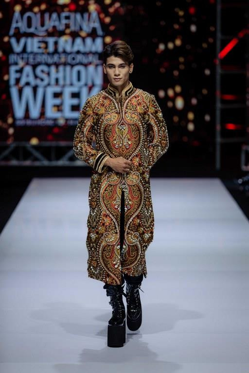 Điều khiến khán giả bất ngờ chính là thử thách mà Lê Long Dũng dành cho mẫu nam khi những gương mặt trẻ phải catwalk trên đôi giày cao hơn 20cm được đích thân nhà thiết kế nhập từ nước ngoài về để phục vụ cho show diễn lần này. (Ảnh: CTV)