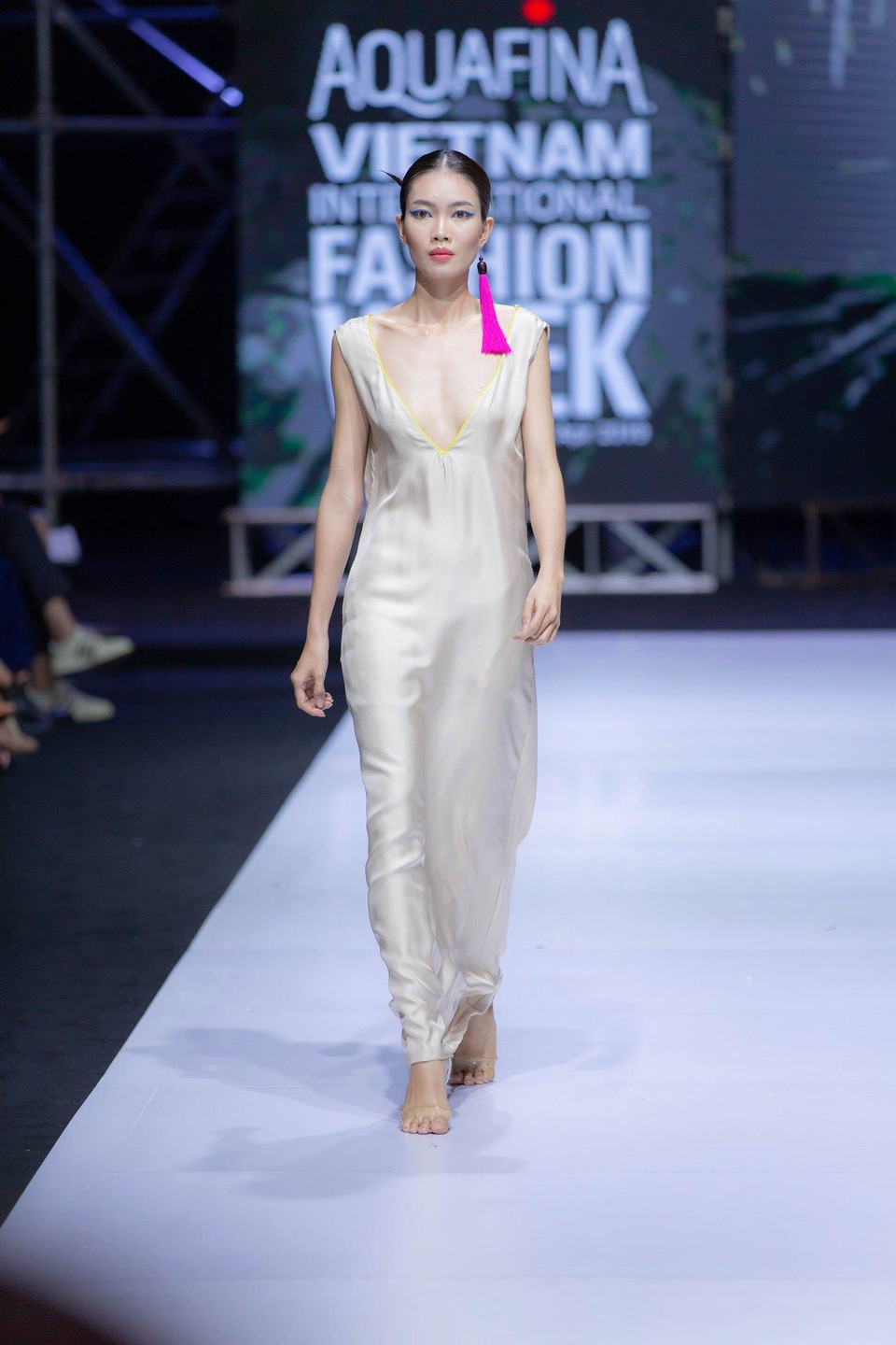 Các thiết kế luôn nhấn vào những vẻ đẹp tinh tế trên cơ thể phụ nữ từ tấm lưng trần đến bờ vai thon hay đôi chân nuột nà, đường eo cong, thể hiện cái duyên trong từng nét cắt hay chất liệu vải mềm mại. (Ảnh: CTV)