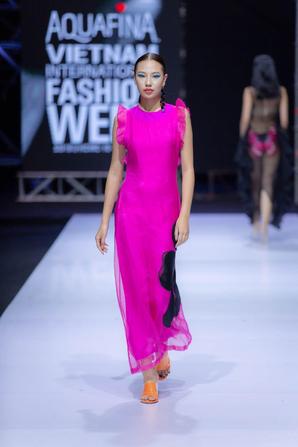 Vẻ thướt tha của những dải lụa bay bổng trong ‘Phượng’ đã để lại nhiều say đắm cho khán giả, đặt một cái kết đẹp và nhiều cảm xúc cho đêm diễn. (Ảnh: CTV)