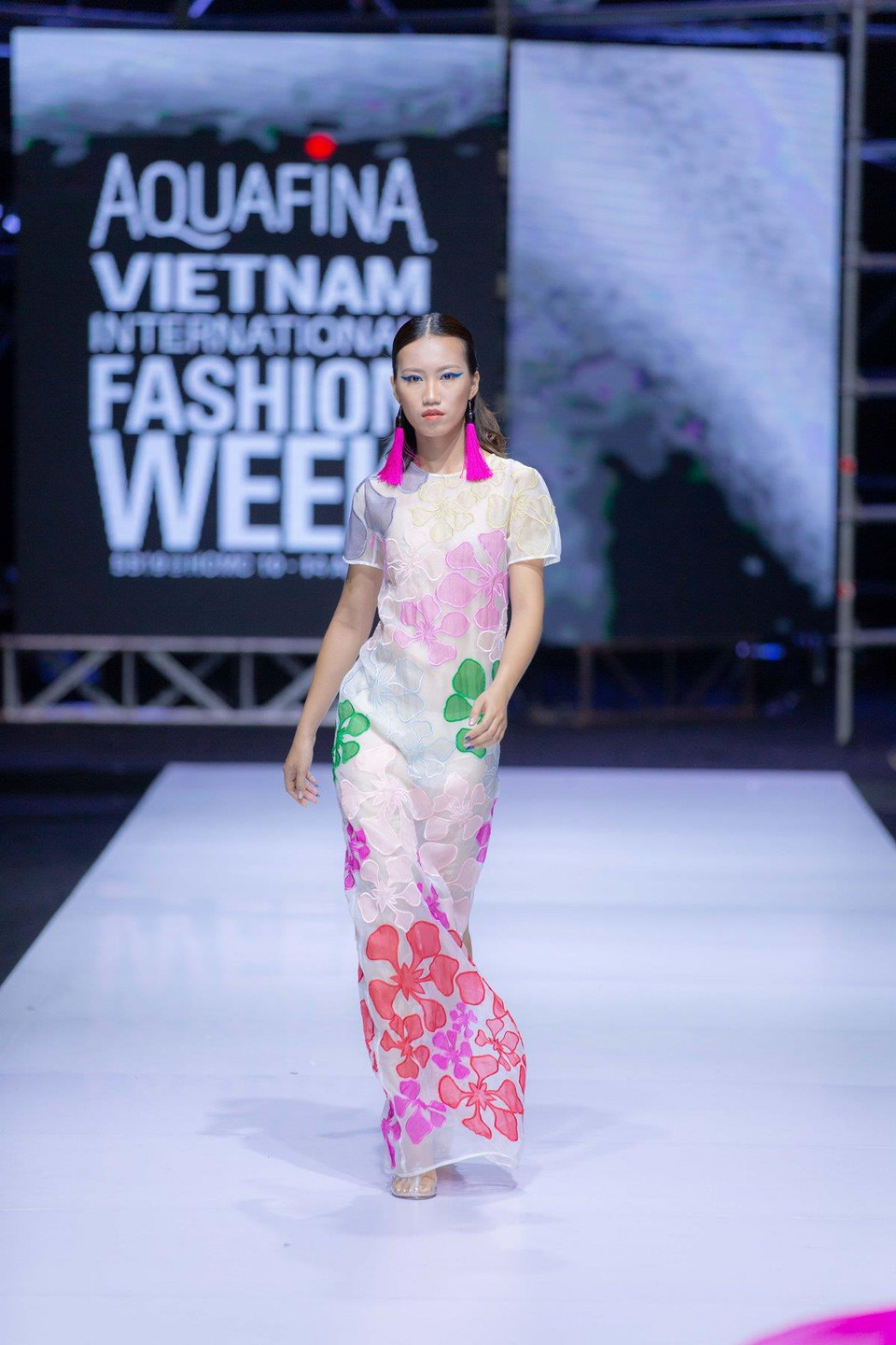 Bộ sưu tập bao gồm những trang phục có phom dáng hiện đại, đơn giản mà thanh lịch. (Ảnh: CTV)