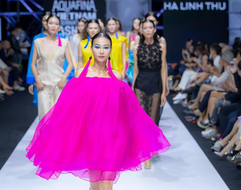 Hơn 30 mẫu thiết kế ấn tượng được lấy cảm hứng từ tinh thần của một nhân vật có thật được kể trong cuốn tiểu thuyết nổi tiếng ‘Người Mỹ trầm lặng’: Phượng. (Ảnh: CTV)