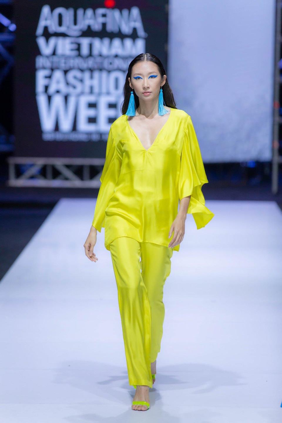 Những trang phục mang tính ứng dụng, thanh lịch dành cho các quý cô ưa sự gợi cảm đã được Hà Linh Thư không ngừng chăm chút bằng việc lựa chọn chất liệu sang trọng như lụa, organza bay bổng. (Ảnh: CTV)